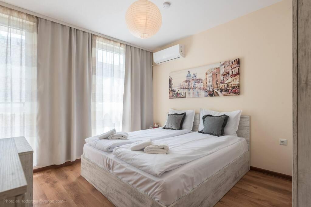 Bright Place Next To Grand Mall Varna Exterior photo