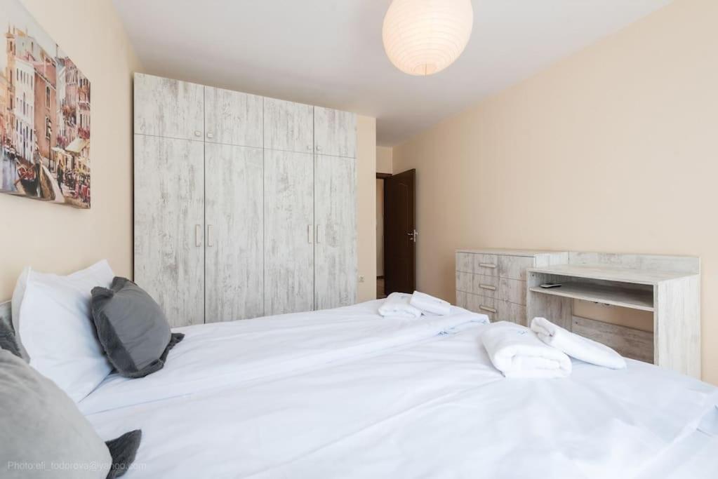 Bright Place Next To Grand Mall Varna Exterior photo